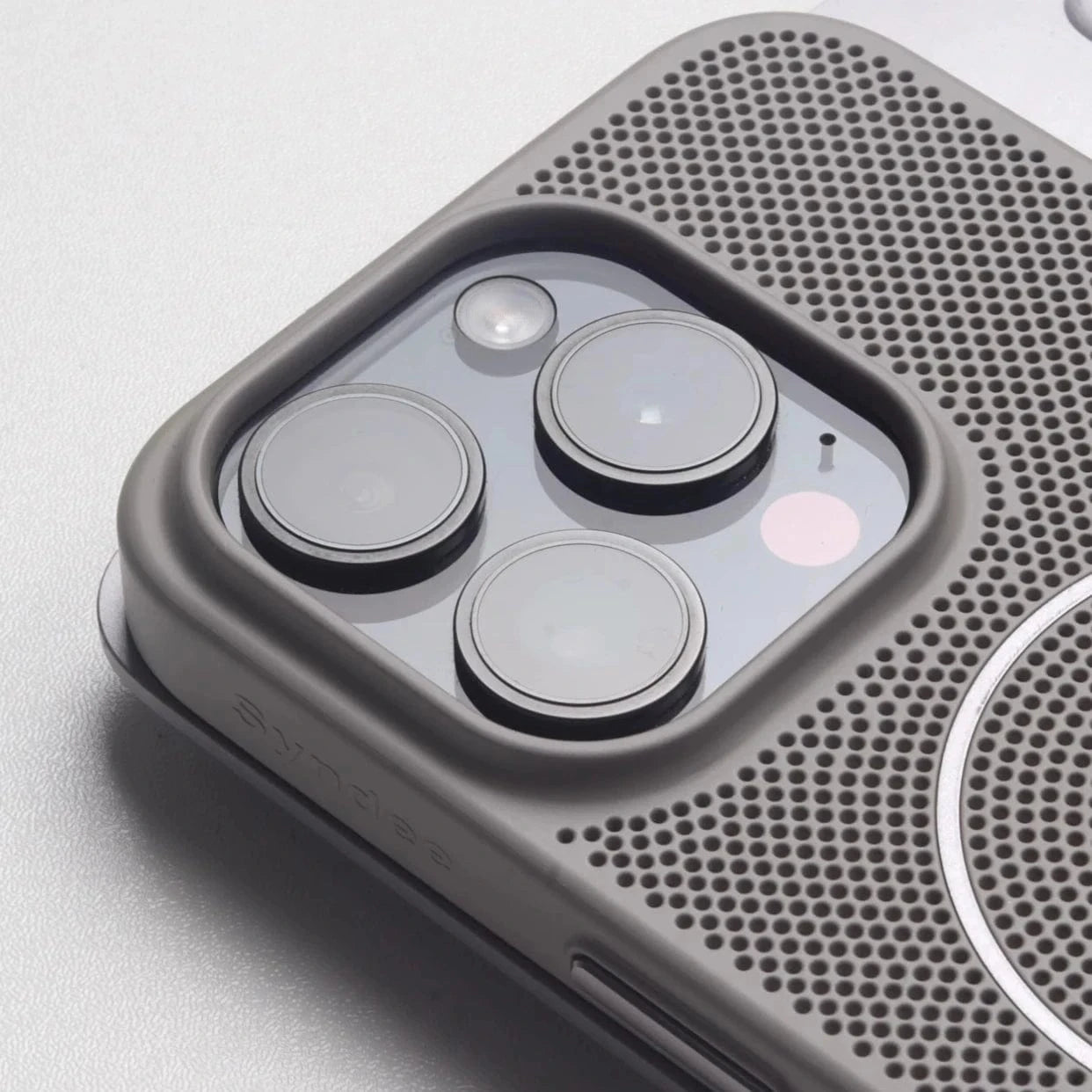Coque iPhone MagSafe ventilée rigide
